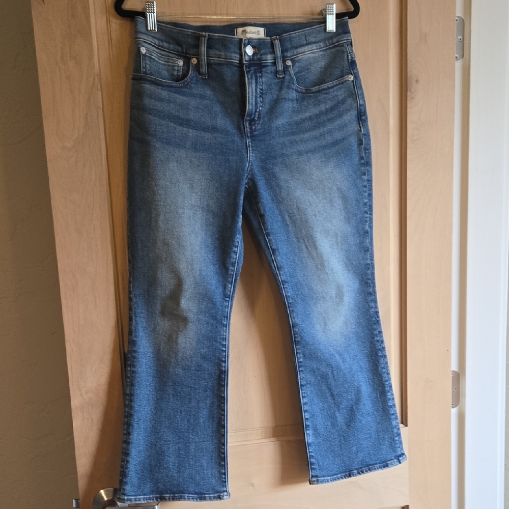 Petite Kick Out Crop Jeans in Oneida Wash